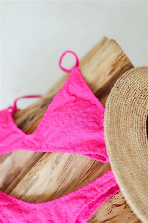 8 Hot Sexy Vali Bikini Pics