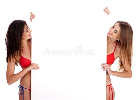 Il Bikini Sexy Modella La Tenuta Del Tabellone Per Le Affissioni Aggiunge Immagine Stock