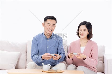 中年夫妇沙发上喝茶高清图片下载 正版图片501397269 摄图网