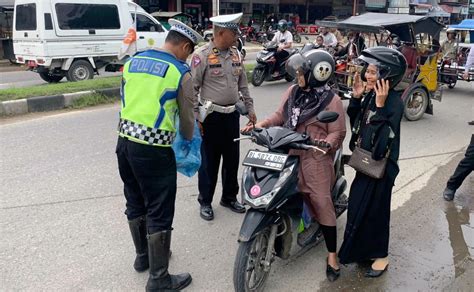 Operasi Lilin Seulawah 2023 Satlantas Polres Aceh Timur Bagi Nasi