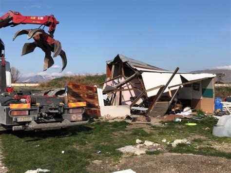 Ruspe Ad Acerra Abbattute Baracche Del Campo Rom Abusivo Corriere It