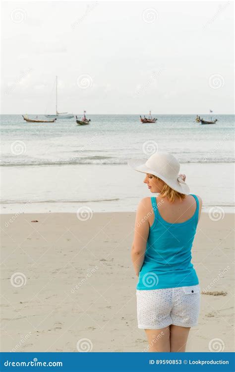 Jeune Femme Blonde Sur La Plage Image Stock Image Du C Te Plage