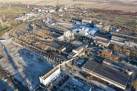 Territorio De La Demolición Que Espera Abandonada Del área Industrial