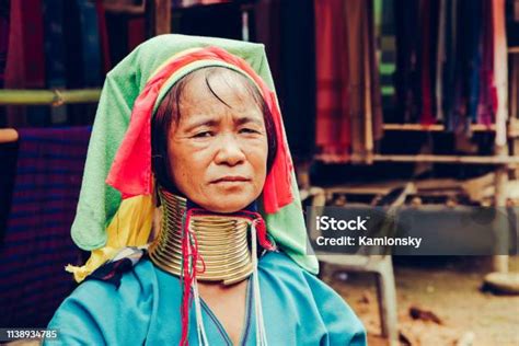 Potret Wanita Leher Panjang Dengan Kostum Tradisional Suku Leher