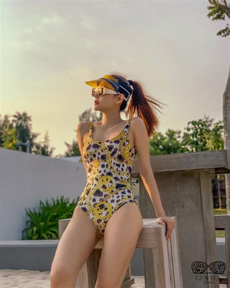 ảnh Minh Hằng bikini khoe body nóng bỏng vạn người mê