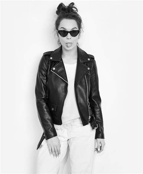 Portrait De Mod Le De Jeune Fille Belle Jeune Femme Brune Avec Maquillage Nude Portant Des