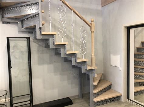 Поворотная лестница из профильной трубы с элементами ковки - Новая Лестница