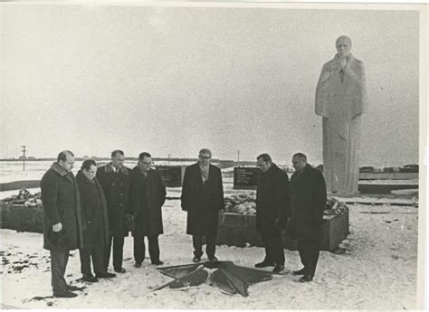 Фото "У вечного огня", 1970-е - История России в фотографиях