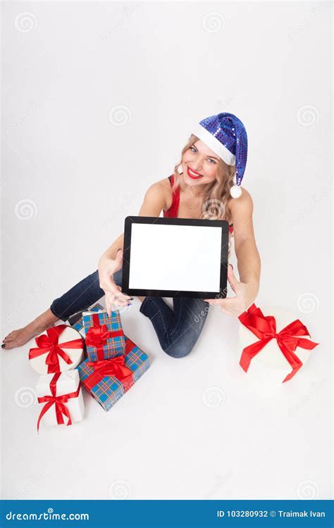 La Belle Blonde Avec De Grands Seins S Assied Sur Un Dos De Blanc Photo Stock Image Du Gens