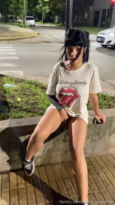 Latina Pissing Discretly While Cars Pass Behind ThisVid