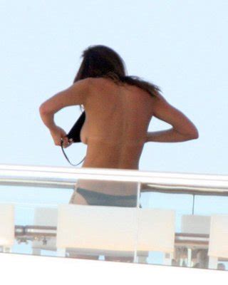 Celebrity Cindy Crawford Showing Her Nice Exposed Boobs Porn Pictures