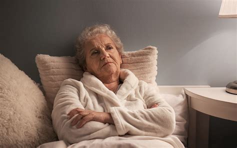 Бессонница у пожилых: причины, симптомы, способы борьбы