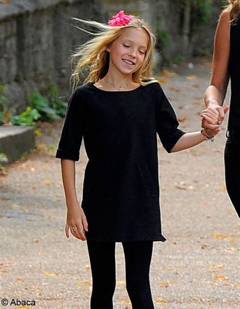 Blonde grande et mince comme sa mère Stars à qui est cet enfant Elle