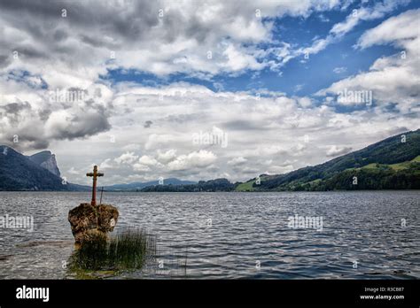 Kreuzstein Dans Le Lac Mondsee Banque De Photographies Et Dimages