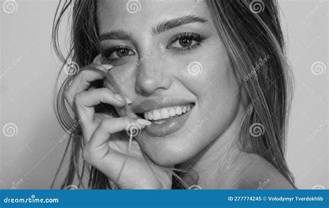 Linda Menina Linda Mulher Sorridente Ombro Pelado Isolada Em