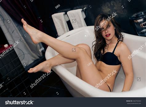 Afbeeldingen Voor Naked Hot Tub Afbeeldingen Stockfotos En Vectoren Shutterstock