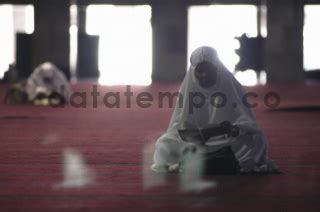 Membaca Al Quran Di Masjid Istiqlal Datatempo