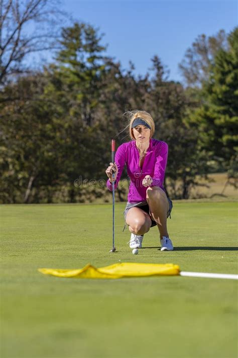 Belle Blonde Golfter Femelle Appr Ciant Un Parcours De Golf Sur Un Terrain De Golf Public Photo