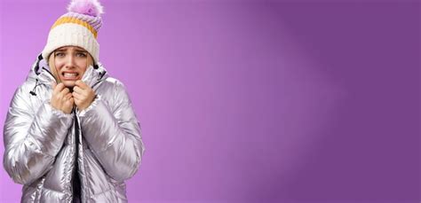 Unangenehmes Sch Tteln Unzufrieden Charmante D Stere Blonde S E Frau In Silberner