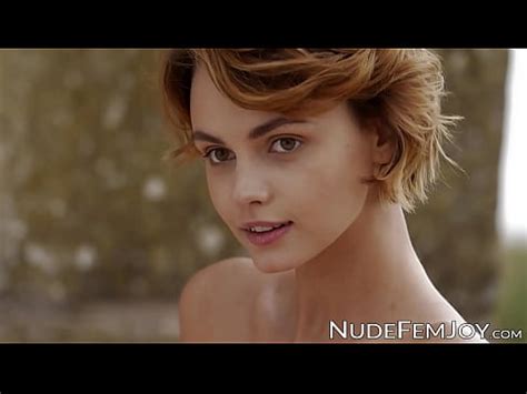 Preciosa pelirroja provoca con sus tetas naturales y su suave coño XVIDEOS