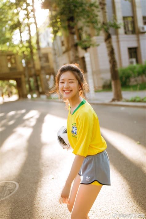 Khoác áo đội tuyển nào đội đó đều rời khỏi World Cup hot girl này vẫn được yêu vì quá xinh đẹp