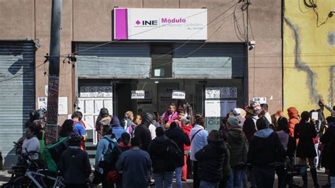 Elecciones de México acuden por credencial para votar del INE el