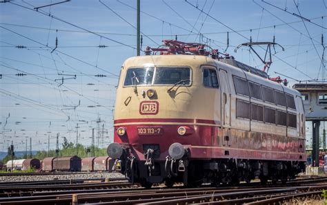 50 Jahre Baureihe 103 Zur Feier des Tages präsentiert sich 103 113 7