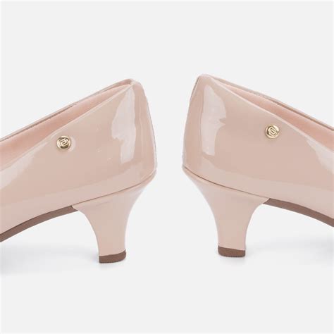 Scarpin Salto Baixo Verniz Bico Fino Nude