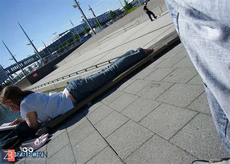 Recostada Y Mostrando Su Tanga ZB Porn