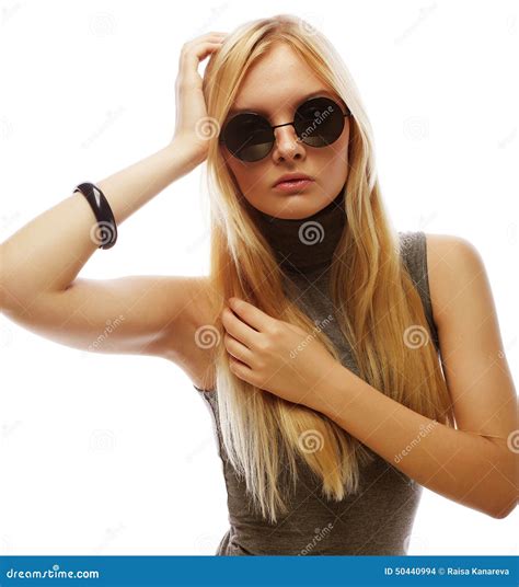 Junge Blonde Frau Mit Sonnenbrille Stockfoto Bild von sinnlich schönheit 50440994