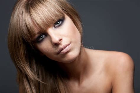 Ragazza Bionda Con Le Spalle Nude Fotografia Stock Immagine Di