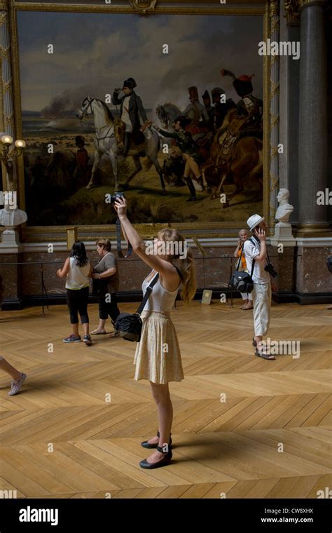 Los turistas escuchar audio tours guiados y usar cámaras para grabar