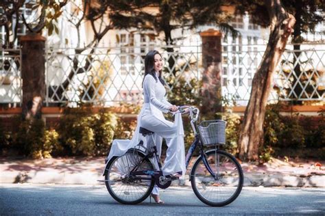 Hot girl thổ dân khiến mày râu bần thần khi diện áo dài trắng