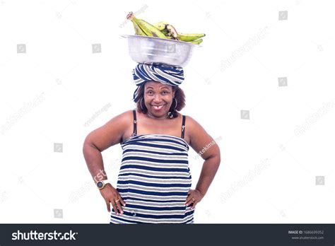 Photo De Stock Belle Femme Mature En Robe Traditionnelle 1686699352