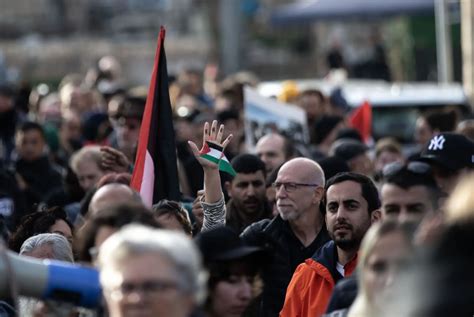 O Ir O Aqui Dezenas De Milhares De Pessoas Manifestam Se Contra