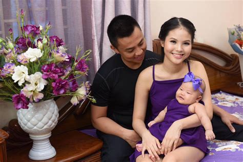 Chí Anh và vợ hot girl kém 20 tuổi tổ chức tiệc đầy tháng cho quý tử thứ 2