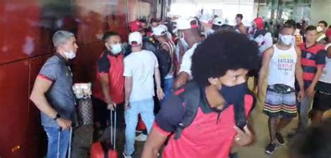 Jogadores Do Vitória São Recebidos Com Protestos De Torcedores No Aeroporto De Salvador Bahia