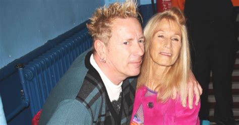 Kitart Szerelme Mellett A V Gs Kig Egyed L Polja Beteg Feles G T A Sex Pistols Nekese Blikk