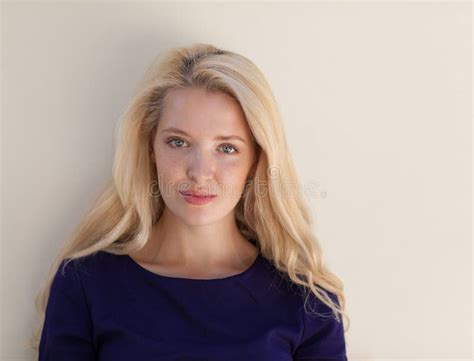 De Zomerportret Van Jonge Mooie Blonde Vrouw In Het Blauwe Kleding Stellen Dichtbij De Muur