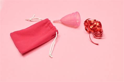 Copo Menstrual Rosa Em Fundo Rosa Decorado Fita Vermelha Foto Premium