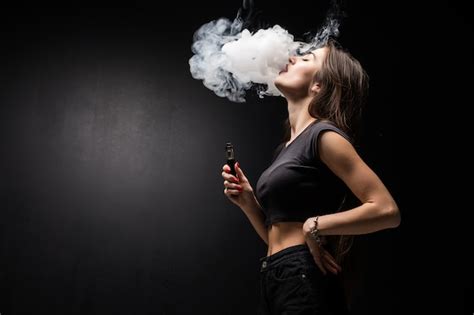 Joven Mujer Sexy Vaping Fumar Cigarrillo Electrónico Nube De Vapor En