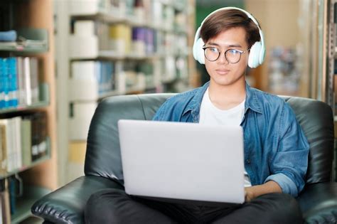 Premium Photo Student Online Studying At Library