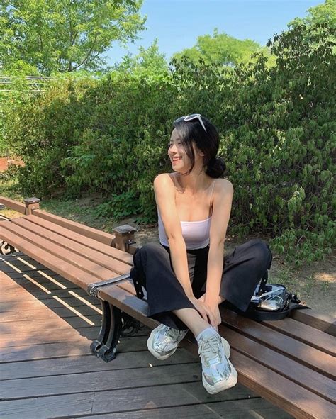 Vóc dáng nuột nà của hot girl Instagram vướng tin đồn tình tay ba Báo Dân trí