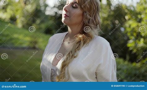 Jeune Femme Blonde Mignonne Avec Le Grand Sein Dans Le Visage Et Le
