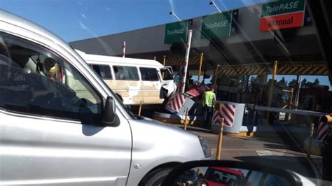 Una Combi Perdió El Control Y Se Incrustó En Un Peaje De La Autopista Riccheri Infobae