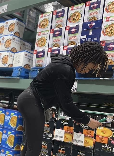 Cute Slim Light Skin Ebony With A Plump Ass And Vpl Spandex Leggings Yoga Pants Forum