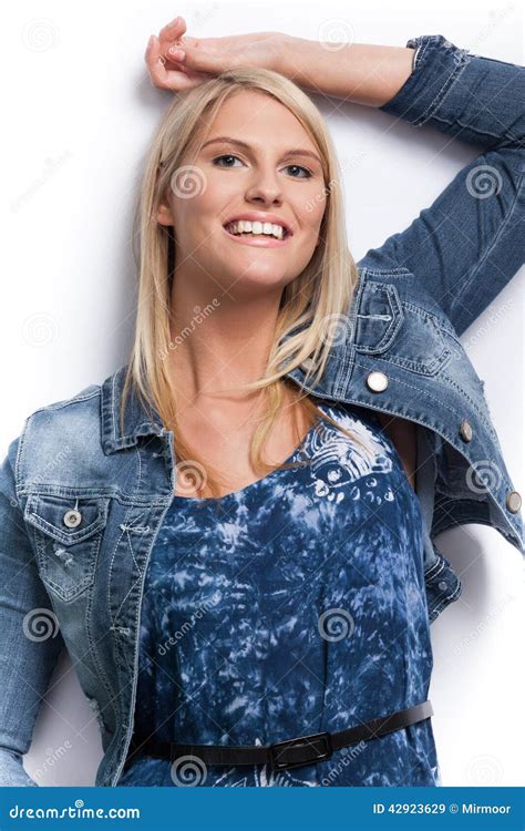Jeune Belle Fille Blonde Utilisant La Veste Bleue Image Stock Image Du Moderne Beau