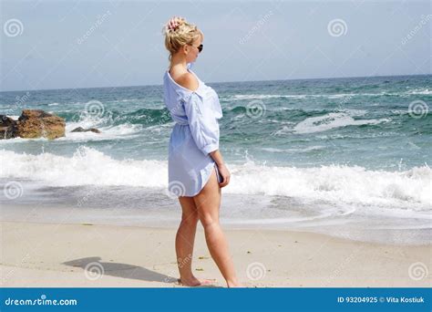 La Fille Sur La Plage La Blonde Par La Mer Fille Dans La Robe Bleue Image Stock Image Du