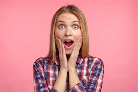 Femme Blonde En Chemise Ray E Photo Gratuite