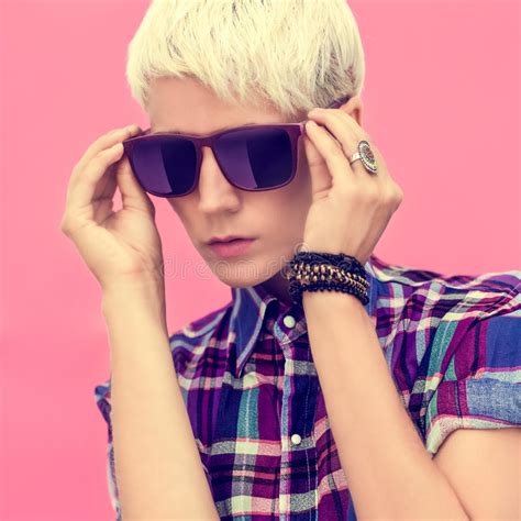 Jeune Fille Blonde Attirante Regard De Pays Photo stock Image du caucasien indépendance